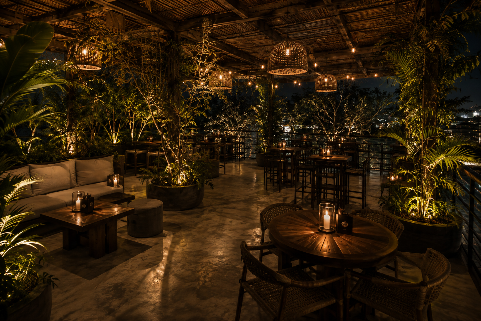 Zona lounge de la terraza de arriba con velas, vegetación y luz cálida